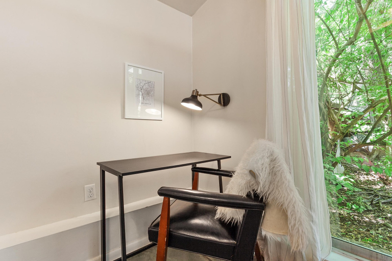 Public Area, Greenhouse Cottage - Central Location, Washington
