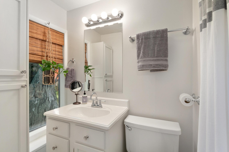 Bathroom 5, Greenhouse Cottage - Central Location, Washington