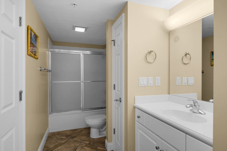 Bathroom 3, Treasure Island 1202, Bay