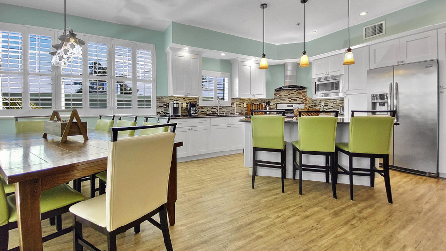 Food & Drinks 5, Treasure Trove by Teeming Vacation Rentals, Pinellas