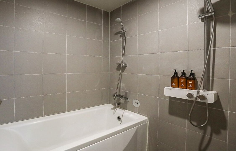 Bathroom 3, Louis Hotel, Dong