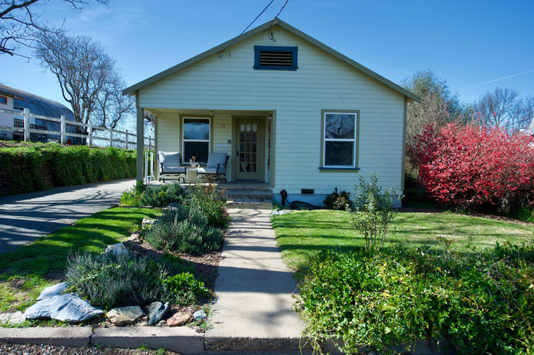 Exterior & Views 2, Cozy Main Street Cottage, Calaveras
