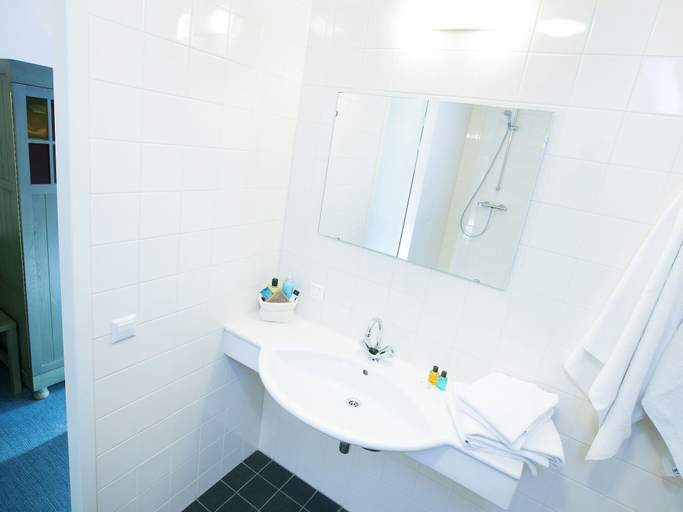 Bathroom, Comfortable Hotel Room in Center of Volendam, Edam-Volendam