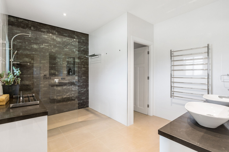 Bedroom 5, Your Luxury Escape - Midgen Flat, Byron