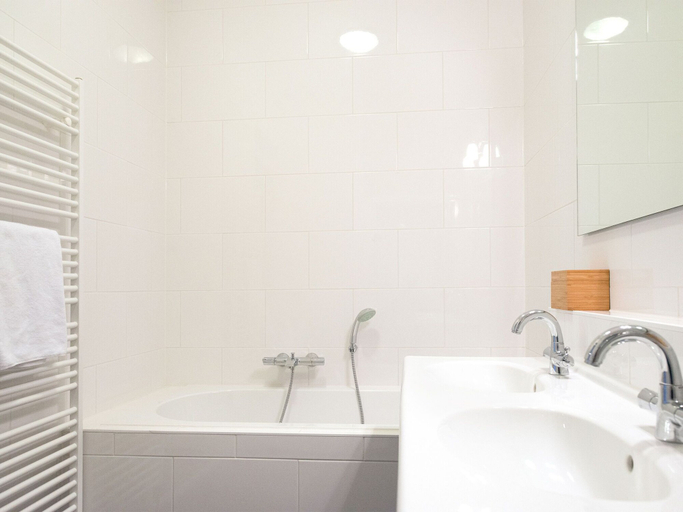 Bathroom 3, Modern harbor-view apartment in Scheveningen, Den Haag