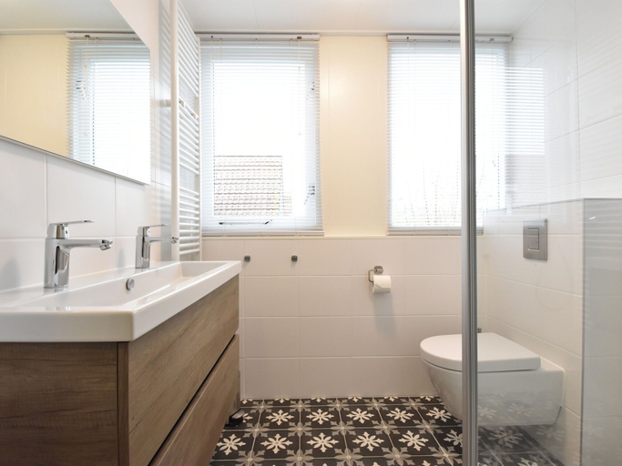 Bathroom 4, Quaint Holiday Home in Zonnemaire with Roofed Terrace, Schouwen-Duiveland