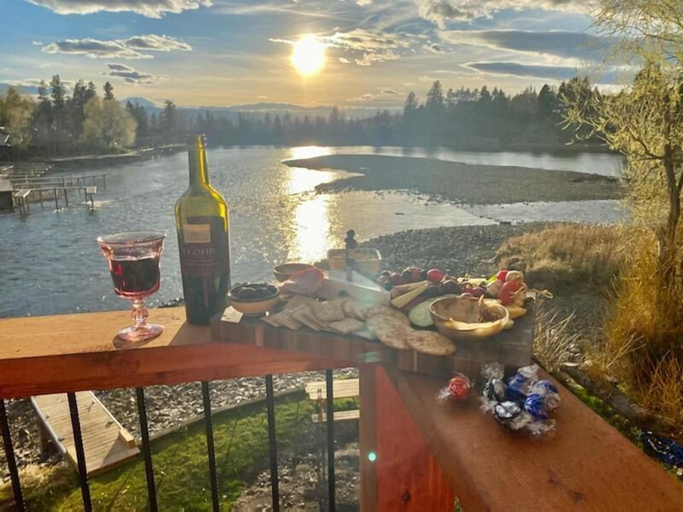 Food & Drinks, Inn on Bigfork Bay Loft 2 Bedroom, Flathead