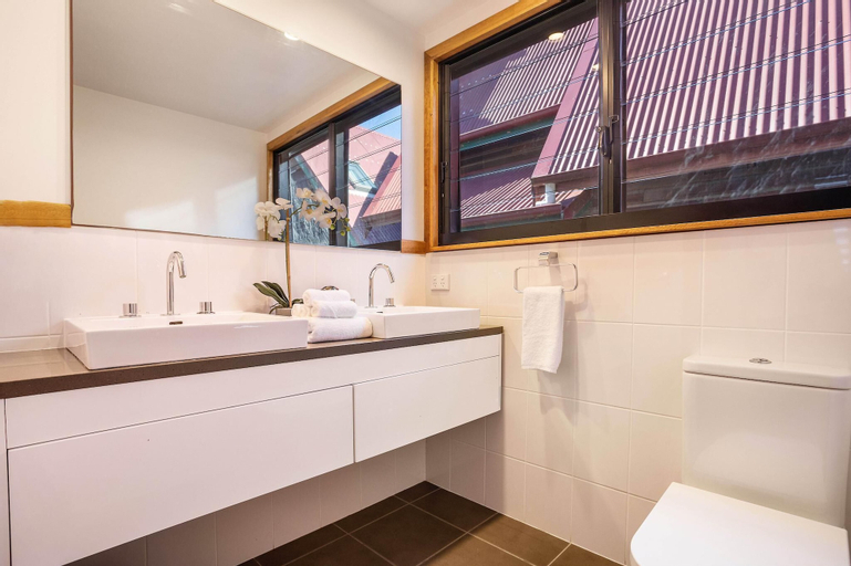 Bedroom 4, Your Luxury Escape - Coco Beach House, Byron