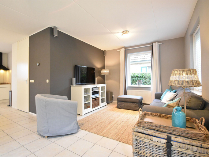 Others 5, Quaint Holiday Home in Zonnemaire with Roofed Terrace, Schouwen-Duiveland
