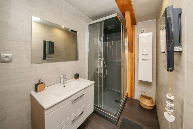 Bathroom 4, La Canopée, Tarn