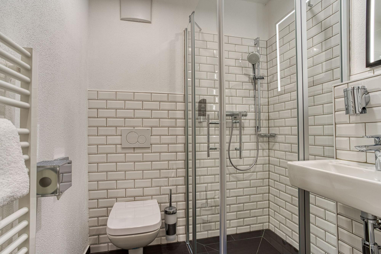 Bathroom 5, Vienna House Easy by Wyndham Ingolstadt, Ingolstadt