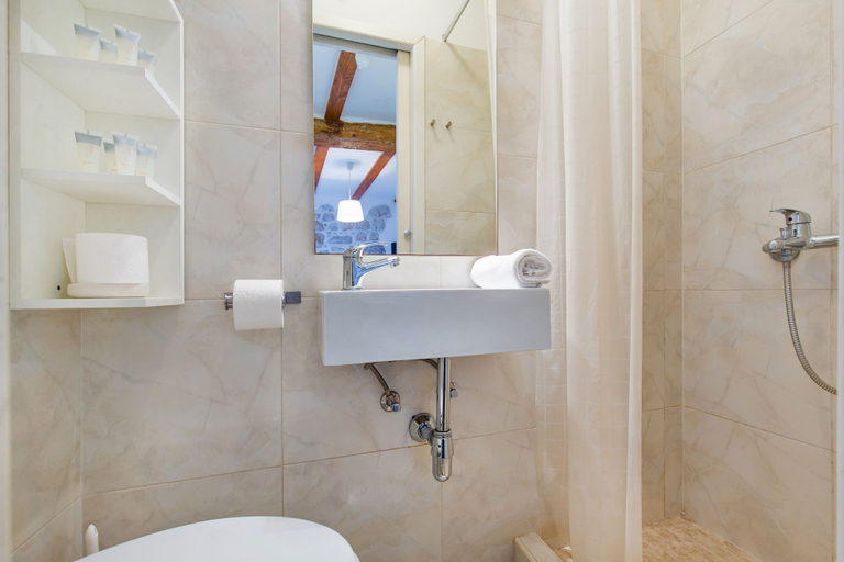 Bathroom 3, The Walls Studios by Irundo, Dubrovnik