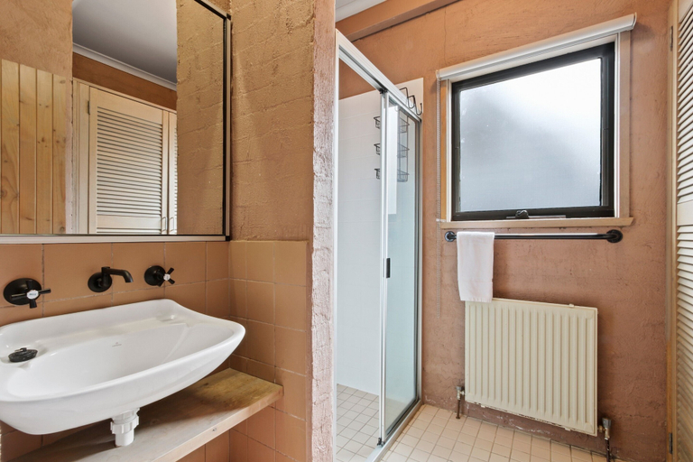Bathroom, Snowgums 10, Alpine - East