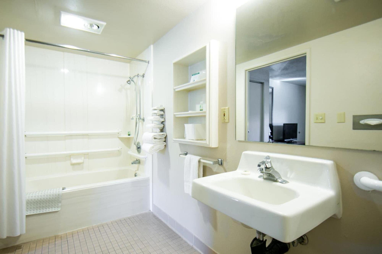 Bathroom 4, Budget Motel, Minidoka
