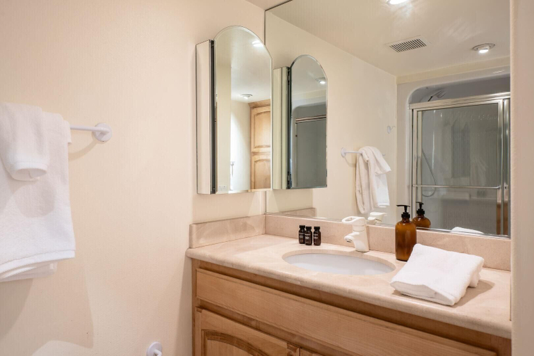 Bathroom 4, Tomahawk Dr - Hartwood, San Bernardino