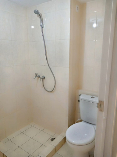 Bathroom 5, Springlake Summarecon Apartment by Kukami Property, Bekasi