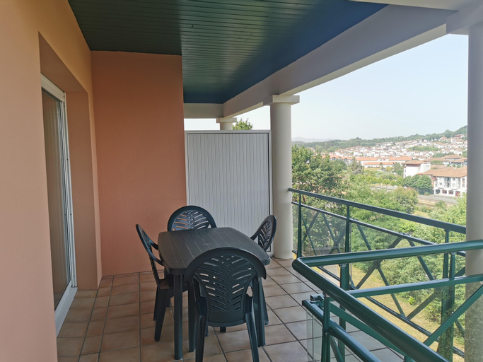 Exterior & Views 8