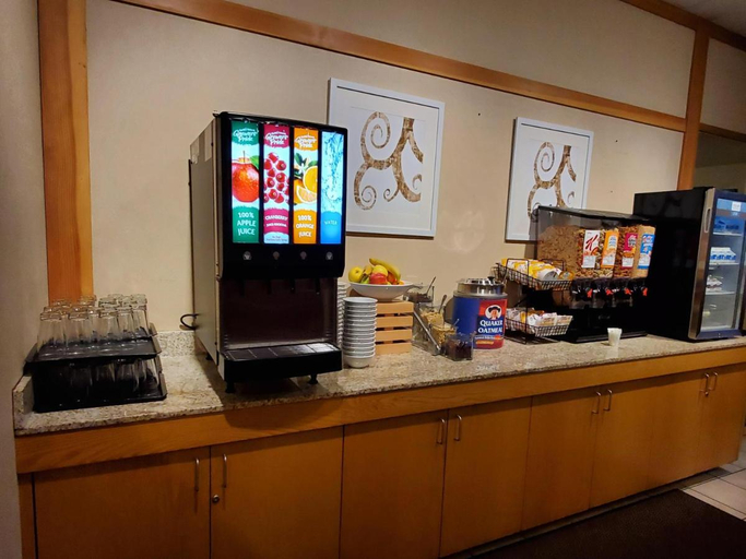 Food & Drinks 5, Country Inn & Suites by Radisson Bend OR, Deschutes