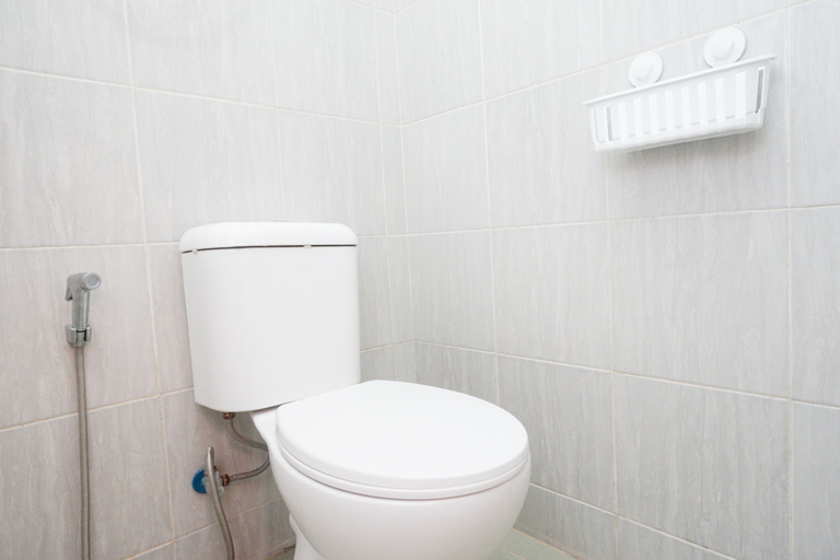 Bathroom 4, RedDoorz near Universitas Semarang 2, Semarang