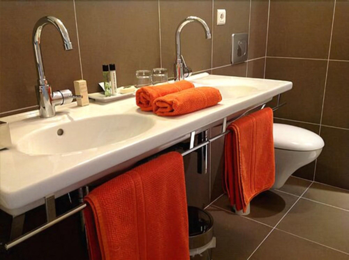 Bathroom 4, La Treille Muscate, Drôme