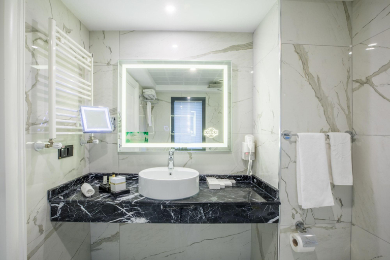 Bathroom 5, Karpalas City Hotel & Spa, Merkez