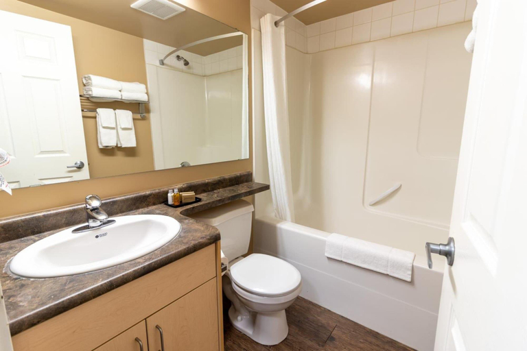 Bathroom 4, Rusty's BCMInns Fort McMurray, Division No. 16