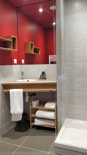 Bathroom 4, Les 7 Freres, Isère