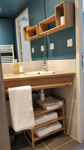 Bathroom 4, Les 7 Freres, Isère