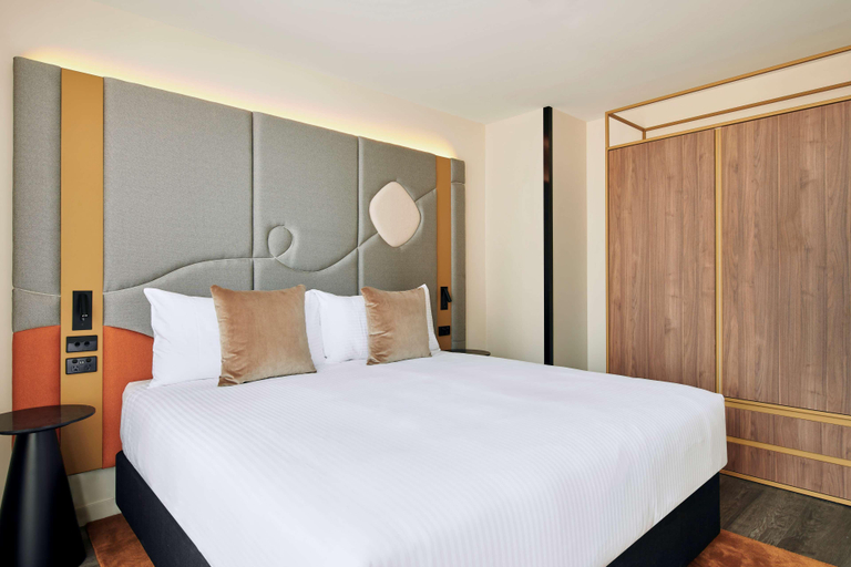 Bedroom 4, Quincy Hotel Melbourne, Melbourne
