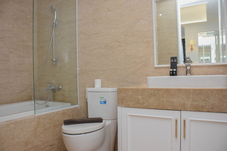 Bathroom 5, Modern and Comfy 2BR at Menteng Park Apartment By Travelio, Jakarta Pusat