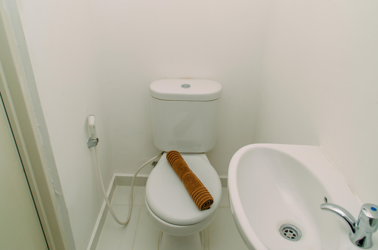 Bathroom 5, Comfy Studio Apartment at Aeropolis Residence By Travelio, Tangerang