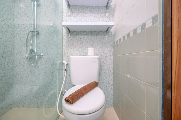 Bathroom 5, Nice and Comfortable 2BR Apartment at Royal Olive Residence By Travelio, Jakarta Selatan