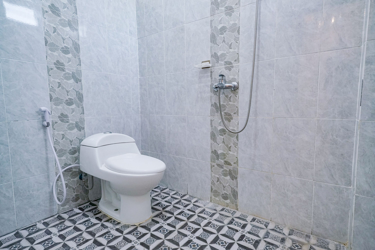 Bathroom, Urbanview Hotel De Artha Lampung by RedDoorz, Bandar Lampung