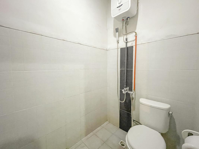 Bathroom 2, RedDoorz near Siloam Hospital Mataram, Lombok