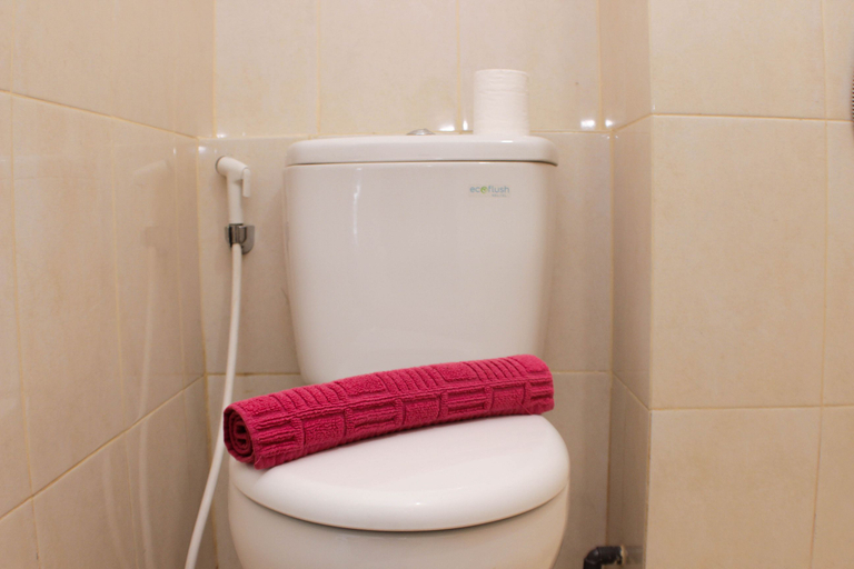 Bathroom 5, Warm and Homey Studio Apartment at Springlake Summarecon Bekasi By Travelio, Bekasi