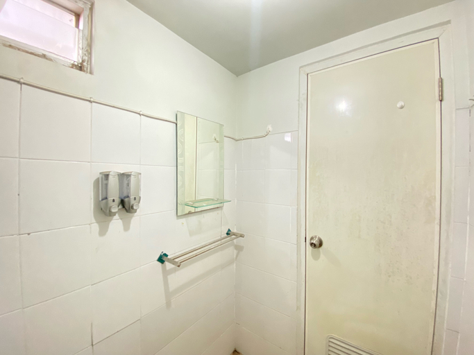 Bathroom 5, Cozy and Spacious 2BR at Suites @Metro Apartment By Travelio, Bandung