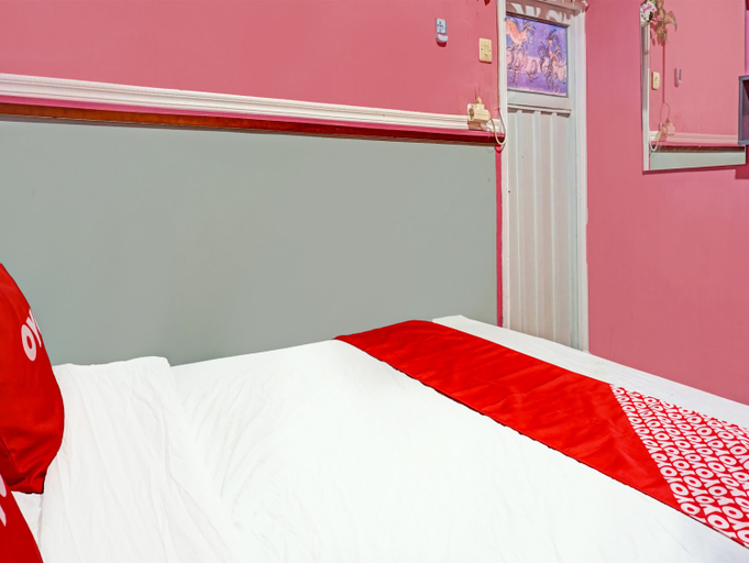 Bedroom 5, OYO 91285 Darmo Homestay, Malang