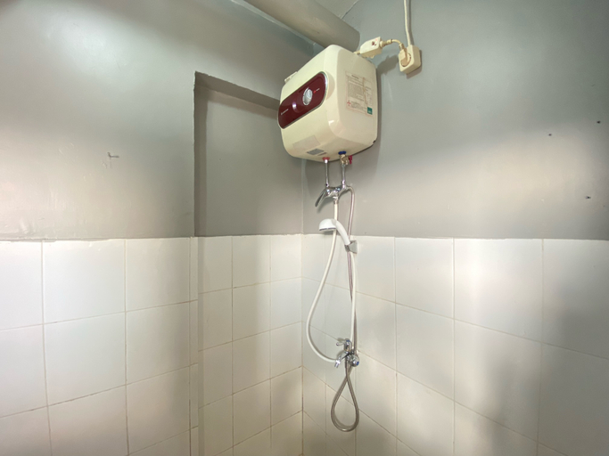 Bathroom 5, Spacious 2BR at Gateway Ahmad Yani Apartment By Travelio, Bandung