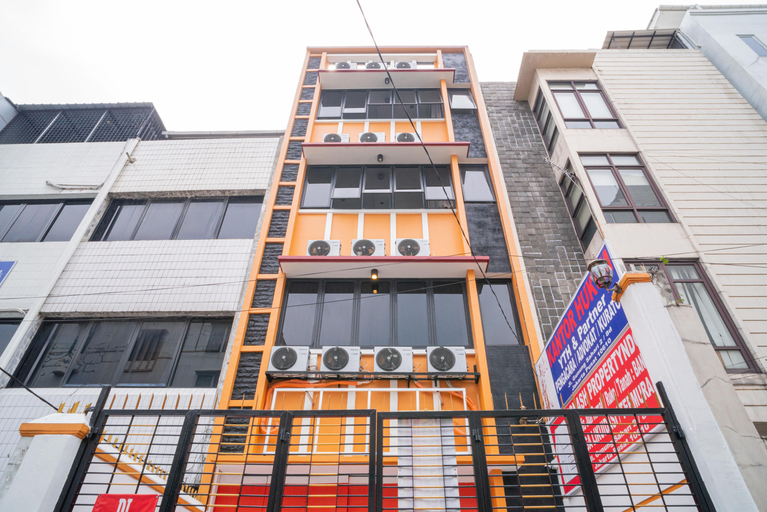 Exterior & Views 2, RedDoorz near Stasiun Senen, Central Jakarta