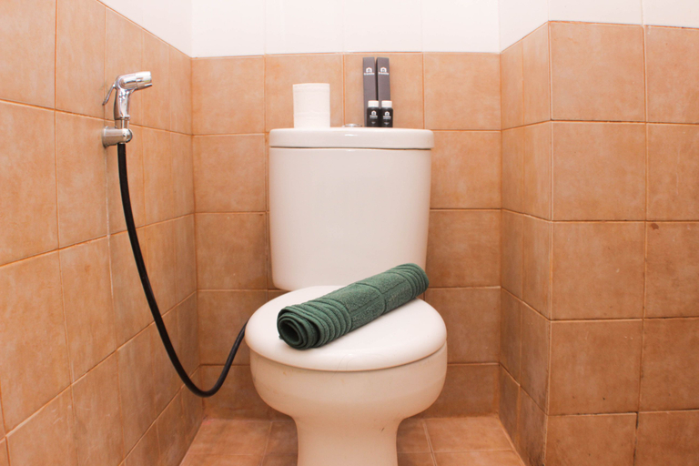 Bathroom 5, Comfort 2BR at Green Pramuka Apartment By Travelio, East Jakarta