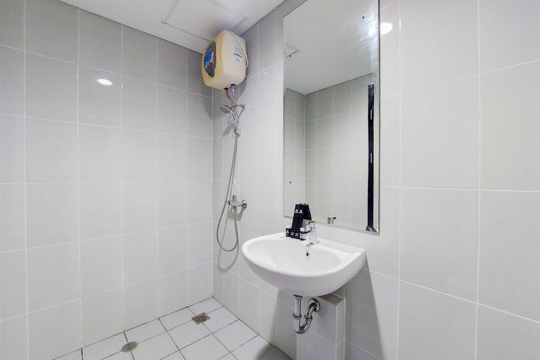 Bathroom 5, Fancy and Nice Studio Room at Casa De Parco Apartment By Travelio, South Tangerang