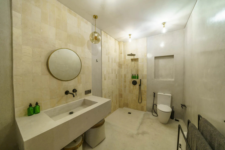 Bathroom 3, Villa Upeksha: Huge 1 BR Villa with Private Pool in Pererenan, Badung
