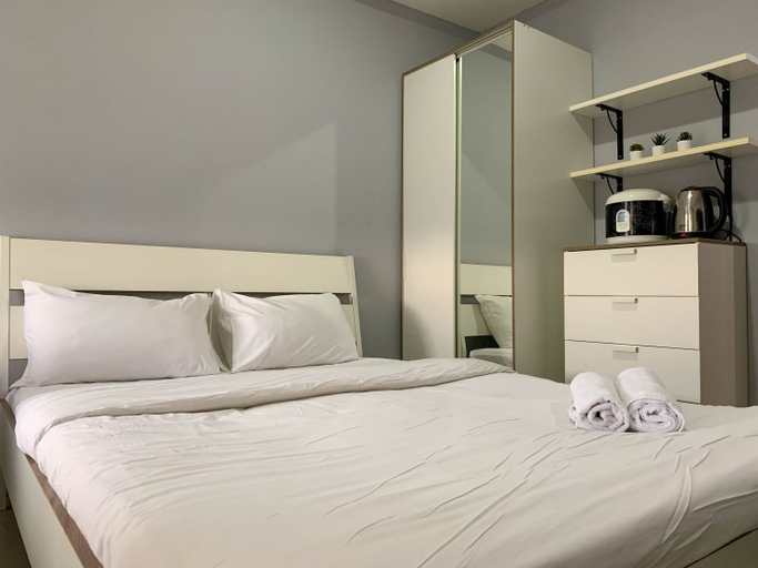 Bedroom 3, Tranquil Living Studio at Belmont Residence Puri Apartment By Travelio, West Jakarta