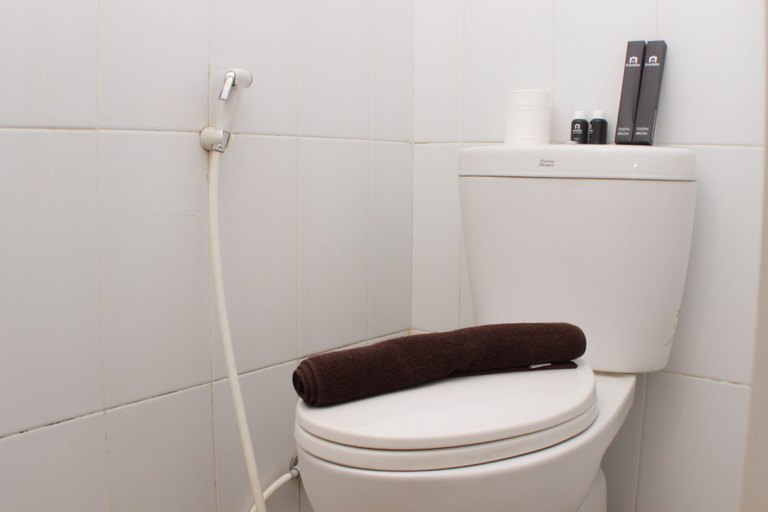 Bathroom 5, Cozy and Warm Studio at Grand Sentraland Karawang Apartment By Travelio, Karawang