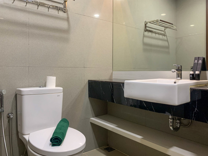 Bathroom 5, Well Appointed and Cozy Studio at West Vista Apartment By Travelio, West Jakarta