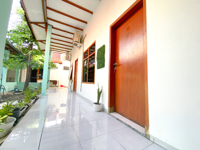 Exterior & Views 2, Homey Guesthouse Kertajaya (Syariah), Surabaya