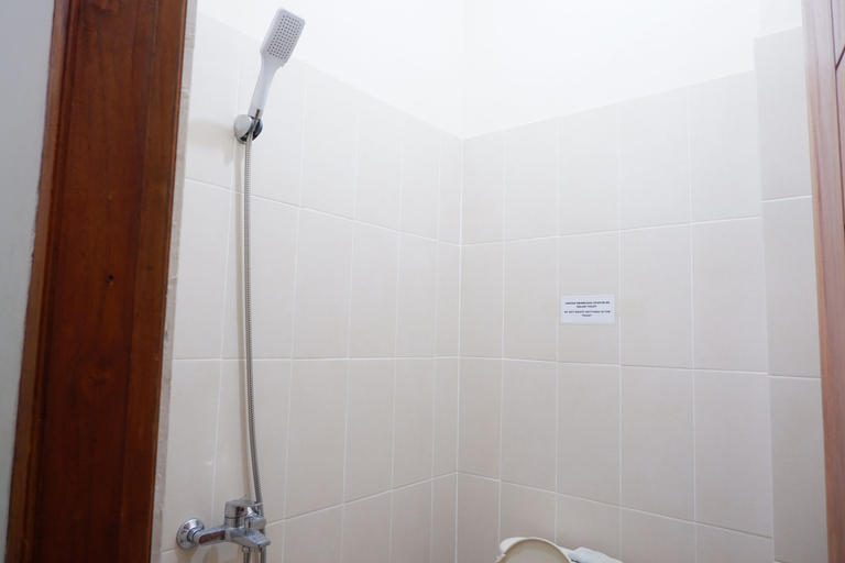 Bathroom 4, Reddoorz @ Bale Eja Syariah Senggigi, Lombok