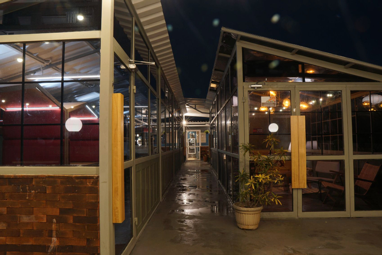 Exterior & Views 27