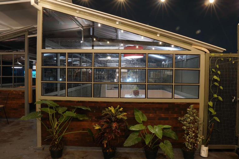 Exterior & Views 28