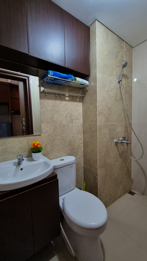 Bedroom 4, Trans Studio Apartment with Epic Mountain View, Depok